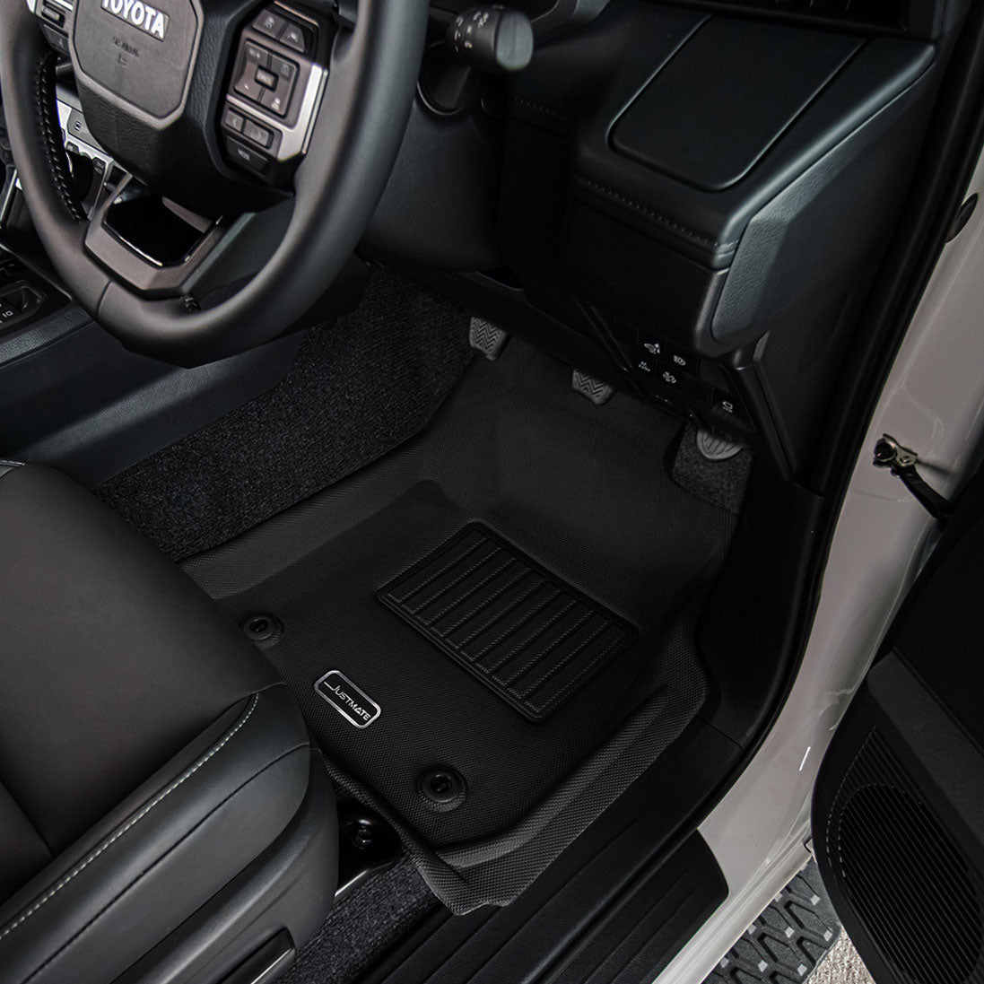 พรมปูพื้นรถยนต์ TOYOTA HILUX TRAVO 4D MT [ YEARS. 2025 - 2035 ]