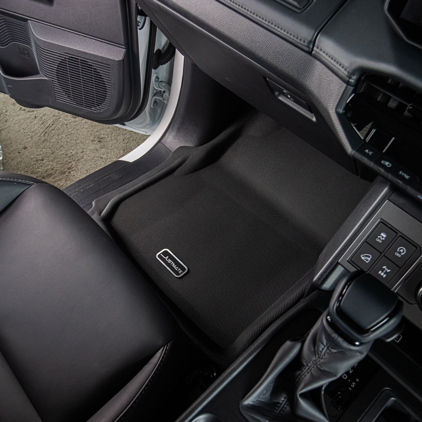 พรมปูพื้นรถยนต์ TOYOTA HILUX TRAVO CAB MT [ YEARS. 2025 - 2035 ]