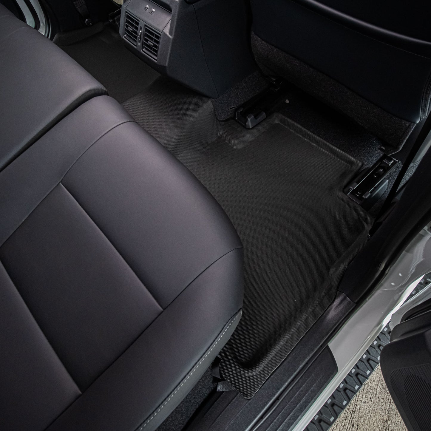 พรมปูพื้นรถยนต์ TOYOTA HILUX TRAVO 4D AT [ YEARS. 2025 - 2035 ]